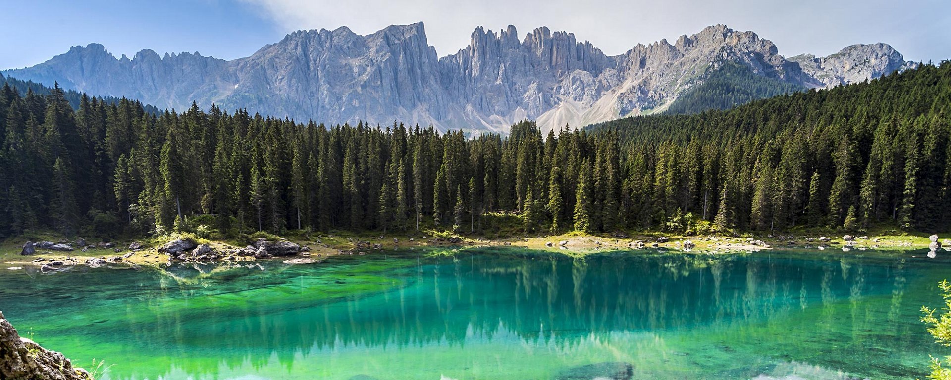 riflessione del paesaggio e della strada nello specchietto